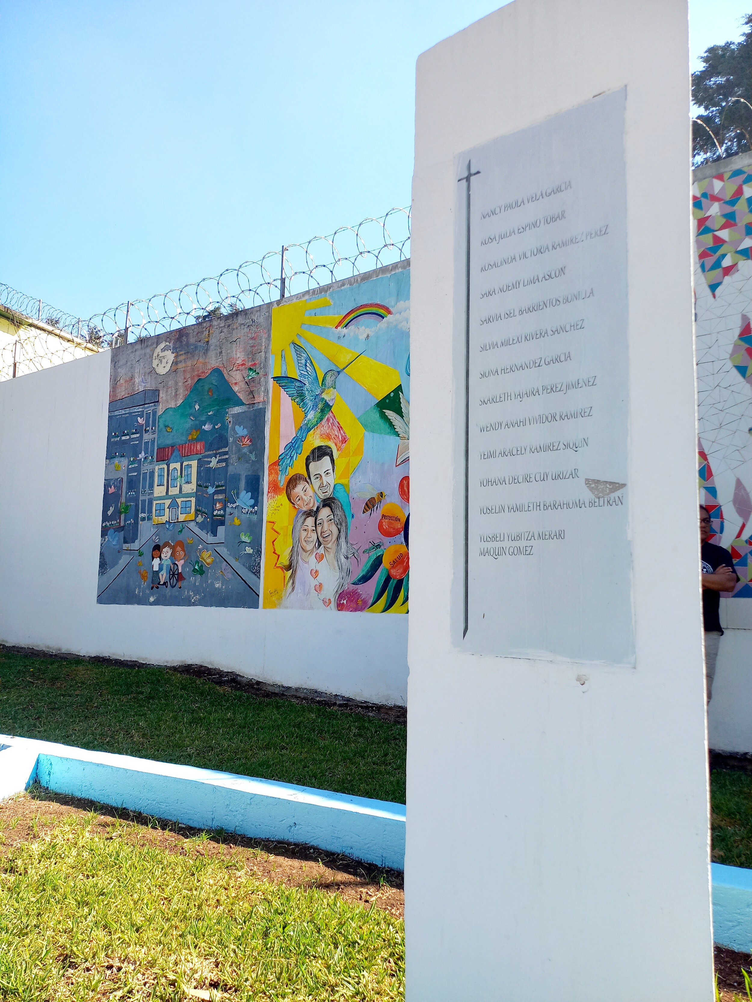  Memorial instalado en las afueras del hogar seguro Virgen de la Asunción, ahora un centro de reinserción juvenil. Foto: Violeta Cetino 